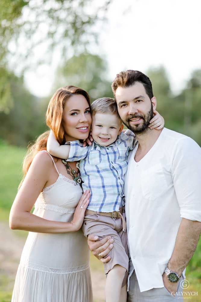 Денис клявер фото с женой и детьми