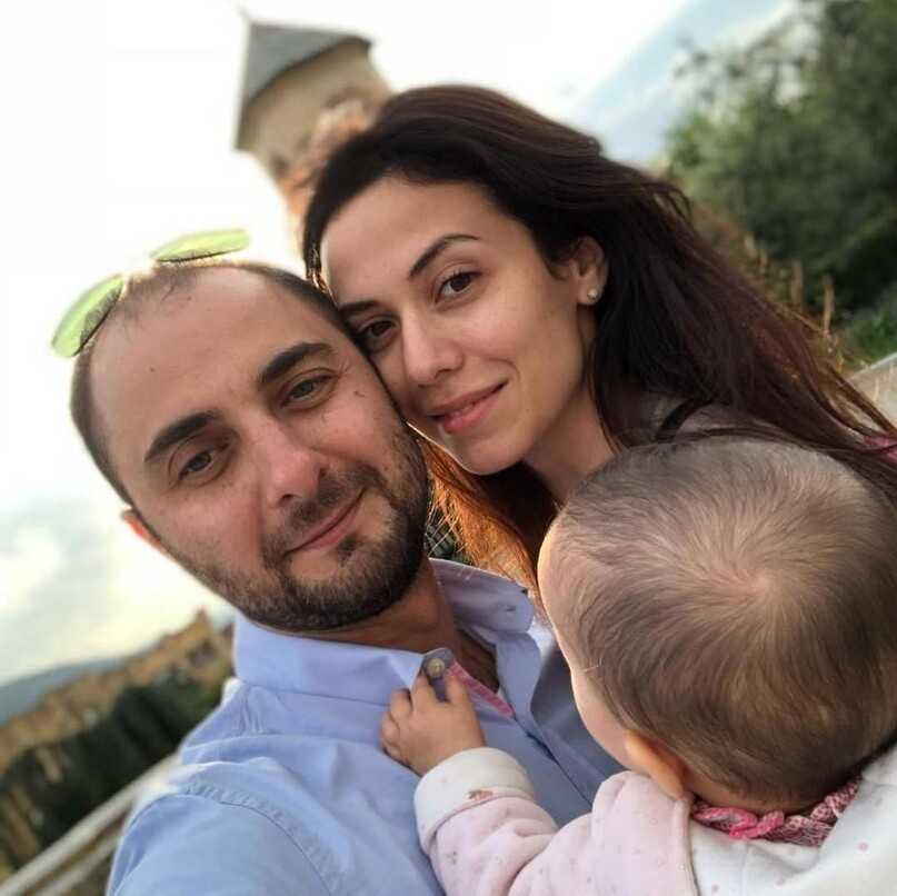 Демис карибидис с женой и детьми фото