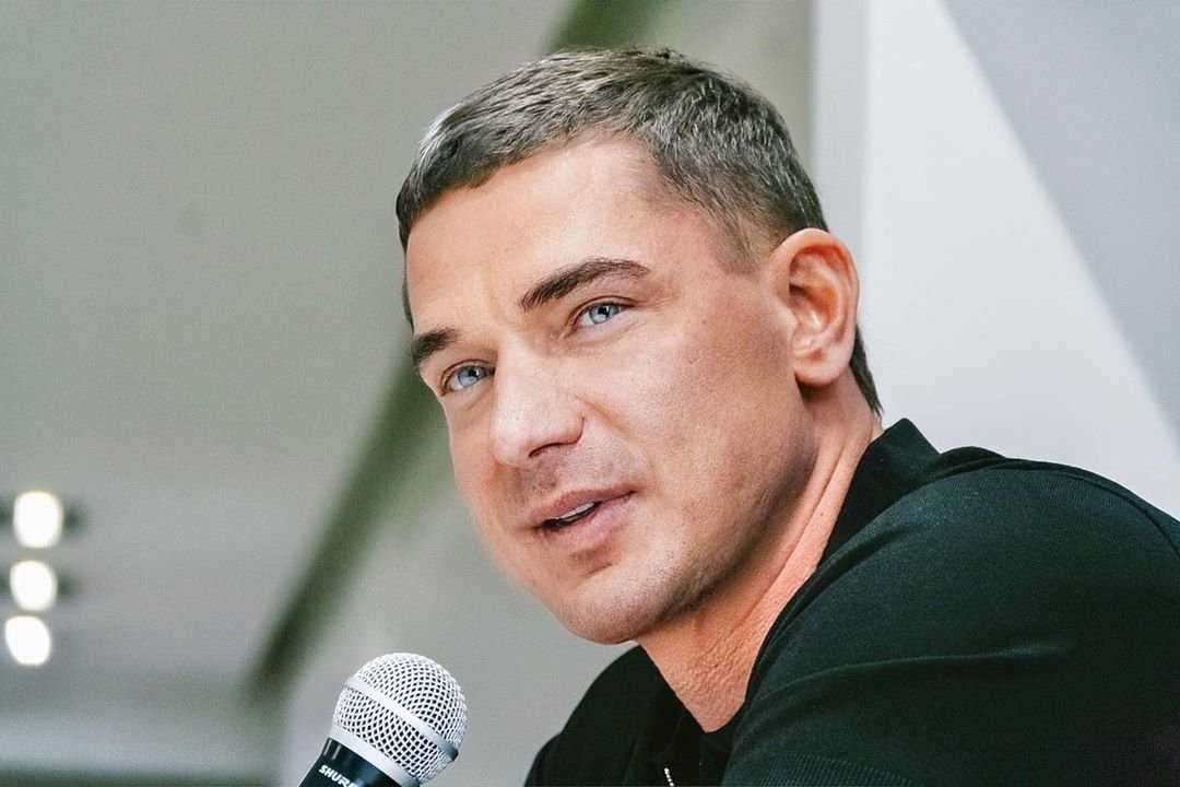 Судя по фотографиям, которые выкладывает бизнесмен в своем микроблоге в Instagram, первая жена Курбана Омарова не против того, что Омар проводит выходные с отцом и Ксенией Бородиной